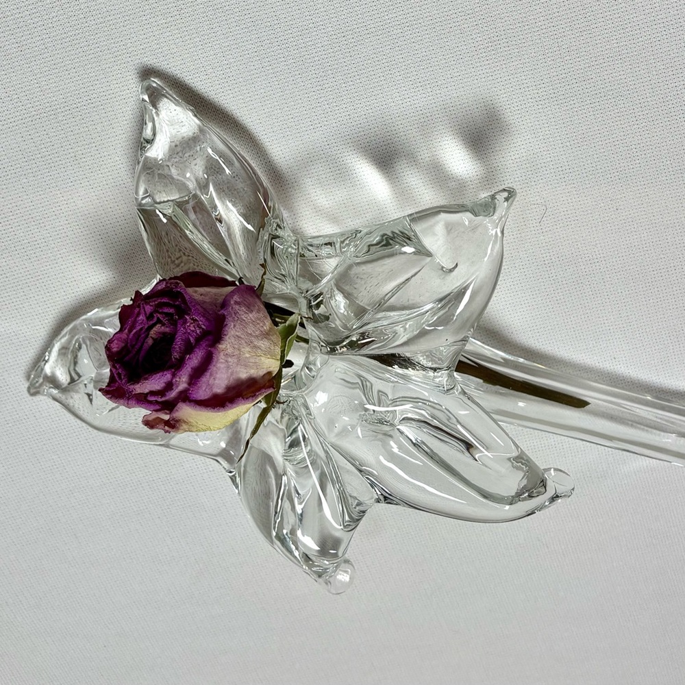 Lily Single Flower Bud Vase Blown Glass 7 inches This is a real Vintage Charmer